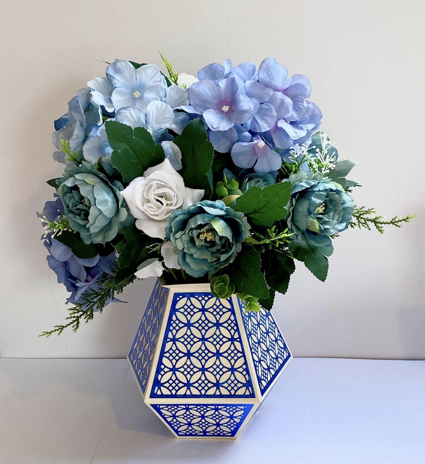 Forever Flowerz Eastern Elegance Flower Vase Die Set